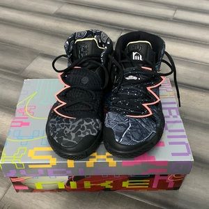 Selling Kyrie basketball shoes kybrid s2 sun good shape used one time